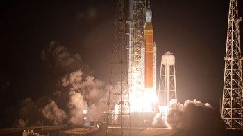 And we have liftoff! Setelah beberapa kali mengalami penundaan sejak bulan September, misi Artemis 1 akhirnya diluncurkan menuju Bulan. Foto: Joel Kowsky/NASA via Getty Images