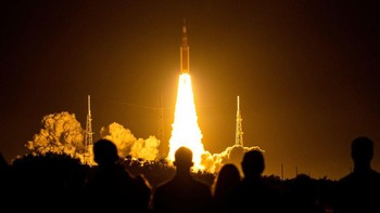 Roket SLS merupakan roket tertinggi dan paling bertenaga yang ada saat ini. Tingginya sekitar 97 meter dan dibekali empat mesin utama serta dua side booster. Foto: JIM WATSON/AFP via Getty Images
