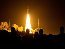 Detik-detik Roket Raksasa dan Terkuat NASA Terbang ke Bulan