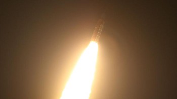 Di puncaknya terdapat kapsul Orion yang nantinya akan membawa astronaut NASA kembali ke Bulan setelah 50 tahun. Untuk misi Artemis 1 hanya merupakan uji coba jadi tidak membawa awak. Foto: GREGG NEWTON/AFP via Getty Images