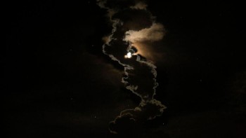Gumpalan asap yang dikeluarkan roket SLS saat terbang menuju orbit. Setelah menyelesaikan misi uji cobanya di orbit Bulan, kapsul Orion akan kembali ke Bumi pada 11 Desember 2022. Foto: MARCO BELLO/AFP via Getty Images