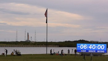 Penampakan roket Space Launch System (SLS) dan kapsul Orion di Kennedy Space Center, Florida sekitar enam jam sebelum peluncuran. Foto: Paul Hennessy/Anadolu Agency via Getty Images