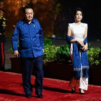 Ibu Negara Korea Selatan Kim Keon Hee tampil elegan berbalut jumpsuit putih dengan aksen shoulder pad di bahu. Foto: Getty Images/Leon Neal