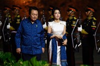 NUSA DUA, INDONESIA - NOVEMBER 15: South Korean President Yoon Suk-yeol and First Lady Kim Keon-hee arrive for a formal dinner at the G20 Summit on November 15, 2022 in Nusa Dua, Indonesia. The G20 meetings are being held in Bali from November 15-16. (Photo by Leon Neal/Getty Images)