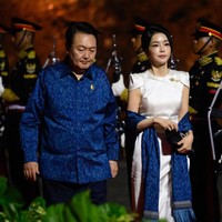 Istri dari Presiden Korea Selatan Yoon Suk Yeol ini melengkapi penampilannya dengan selendang biru dari kain Tenun Bali, selaras dengan kemeja yang dikenakan sang suami. Foto: Getty Images/Leon Neal