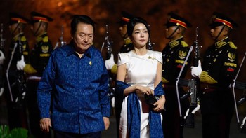 Dalam rangka mendampingi suaminya, Presiden Korea Selatan Yoon Suk Yeol, menghadiri KTT G20 Bali, sebagai Ibu Negara Korea Selatan, Kim Keon Hee turut datang ke Bali. Kedatangannya pun disambut oleh Ibu Negara Indonesia Iriana Jokowi dengan jamuan teh. Foto: Getty Images/Leon Neal