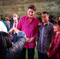 Melalui Instagram, Kementerian Sekretariat Negara menginformasikan bahwa para tamu VVIP memakai kemeja yang terbuat dari kain tenun catri buah inovasi Putu Agus Aksara. Kain karya perajin Desa Gelgel tersebut merupakan pembaharuan dari endek klungkung tanpa meninggalkan keasliannya. (Foto: Getty Images/Leon Neal)