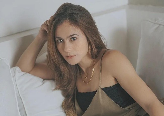 Kerap dijuluki sebagai hot mom, Wulan Guritno memang memiliki penampilan yang tak kalah dari ABG meski sudah memiliki 3 orang anak. Wulan sendiri saat ini sudah berusia 41 tahun namun kulitnya masih tampak kencang dan terhindar dari kerutan. Foto: Instagram @wulanguritno