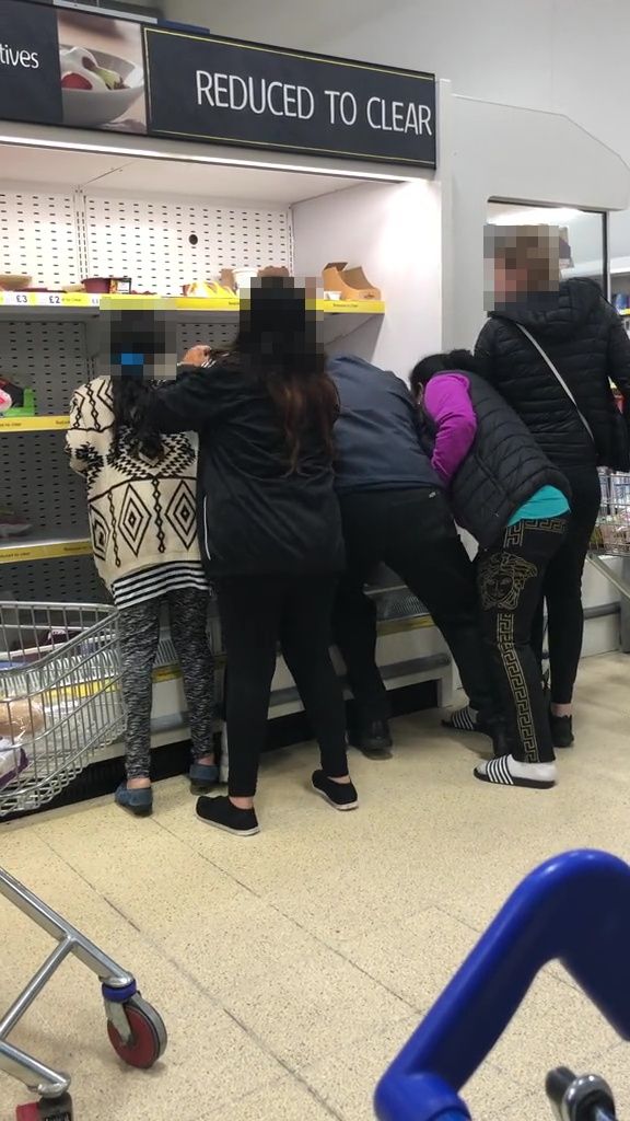 Demi Makanan Diskon, Pelanggan Ini Adu Jotos di Supermarket