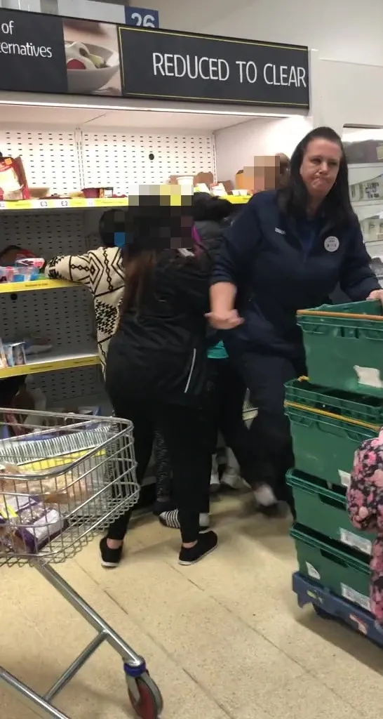 Demi Makanan Diskon, Pelanggan Ini Adu Jotos di Supermarket