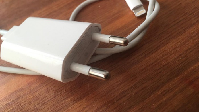 Alami Gangguan Makan Langka, Wanita Ini Doyan Makan Kabel Charger