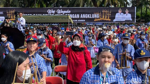 Anak dan Orang Tua  di Jember Main Angklung Bareng Catatkan Rekor MURI