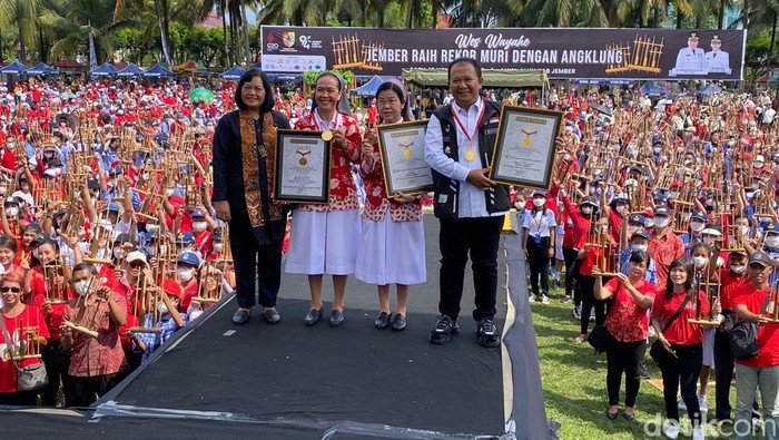 Anak dan Orang Tua  di Jember Main Angklung Bareng Catatkan Rekor MURI