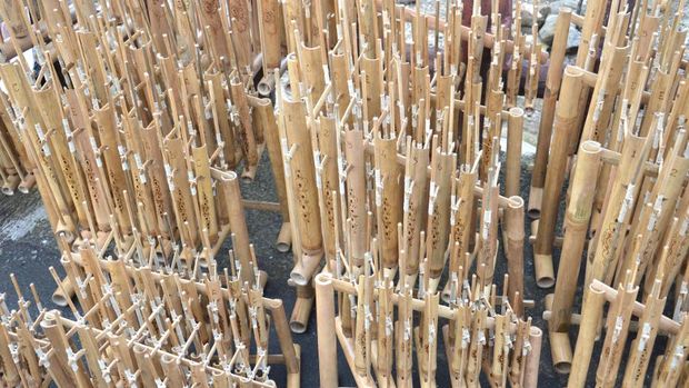 Angklung berasal dari mana? Angklung adalah alat musik Indonesia yang sudah terkenal hingga mancanegara. Angklung ditetapkan menjadi warisan dunia oleh UNESCO.