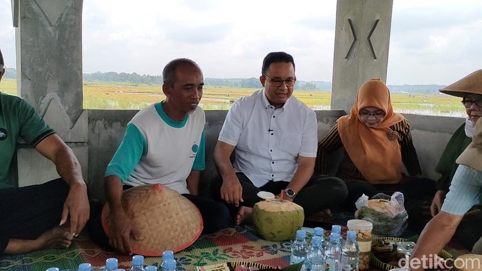 Anies Baswedan menemui petani di Sentolo Kulon Progo, Rabu (16/11/2022)