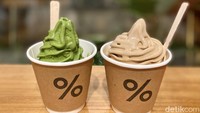 Tak hanya kopi, di %Arabica kamu juga bisa mencicipi soft serve varian matcha dan kopi. Supaya nongkrong lebih asyik, di sini juga bisa pesan croissant. Foto: detikcom/Riska Fitria