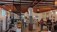Pengunjung dapat menikmati menu khas Bali sembari ditemani musik Bali yang tenang. Foto: I Wayan Sui Suadnyana/detikBali
