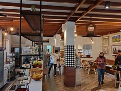 Suasana kafe tersebut cukup tenang meski berada di pinggir jalan. Pengunjung yang ingin makan di cafe ini bisa menikmati makanan khas Bali. Sembari makan, pengunjung juga ditemani lantunan musik Bali yang tenang. Foto: I Wayan Sui Suadnyana/detikBali