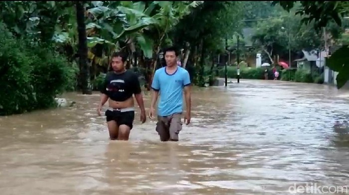 Banjir di Pacitan mencapai ketinggian 50 cm memutuskan sebuah jembatan