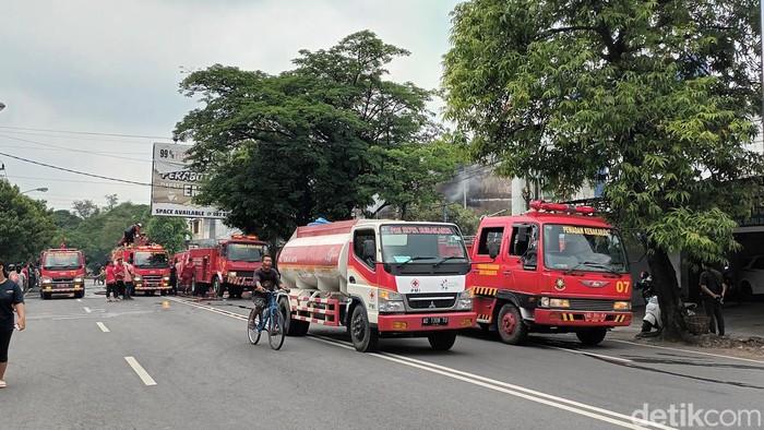 Belasan unit mobil damkar diterjunkan ke lokasi kebakaran Toko Maju, Jalaan Veteran, Solo, Rabu (16/11/2022).