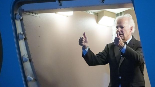 Presiden Joe Biden mengacungkan jempol kepada pasukan AS saat dia menaiki Air Force One, Rabu, 16 November 2022, di Pangkalan Angkatan Udara Andersen, Guam. (Foto AP/Alex Brandon)
