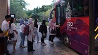 DAMRI mengerahkan 24 unit bus listrik yang siap melayani para delegasi. 