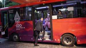 Bus Listrik DAMRI Wira-wiri Angkut Delegasi G20 Bali