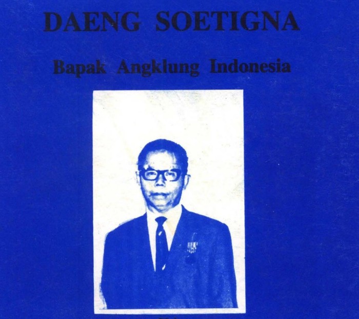 Cover buku Daeng Soetigna: Bapak Angklung Indonesia, karangan Helius Sjamsuddin dan Hidayat Winitasasmita.