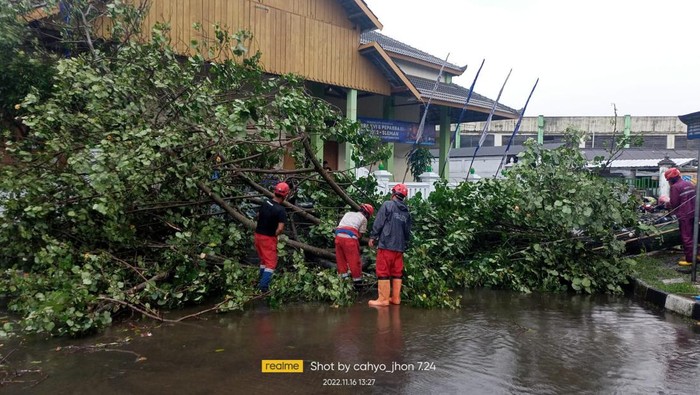 Dampak hujan disertai angin kencang yang melanda Kabupaten Sleman, Rabu (16/11/2022) sore.