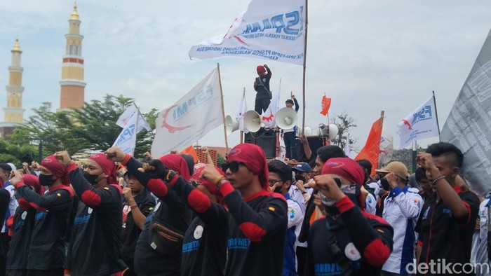 Demo buruh di depan kantor bupati Majalengka.