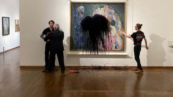Detik-detik Lukisan Tod und Leben Dilumuri Cairan Hitam Gustav Klimt's painting