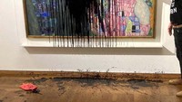 Aktivis Austria dari Letzte Generation Oesterreich melemparkan cairan hitam berminyak ke lukisan Gustav Klimt di Museum Leopold di Wina, Austria, Selasa (15/11).