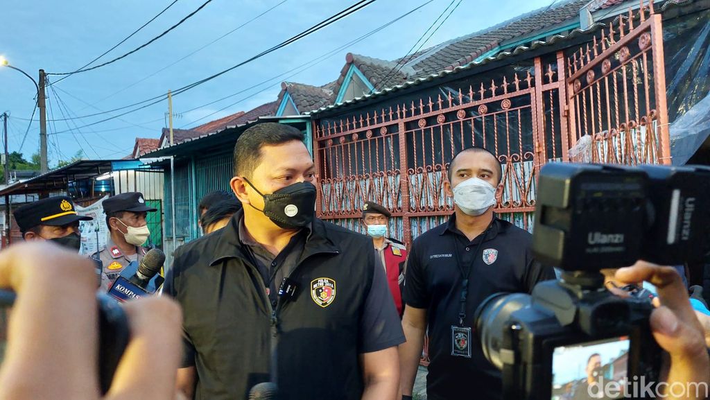 Dirkrimum Polda Metro Jaya Kombes Hengki Haryadi dan tim melakukan olah TKP di rumah mayat sekeluarga di Jakbar.