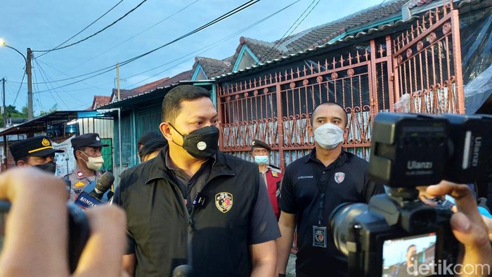 Dirkrimum Polda Metro Jaya Kombes Hengki Haryadi dan tim melakukan olah TKP di rumah mayat sekeluarga di Jakbar.