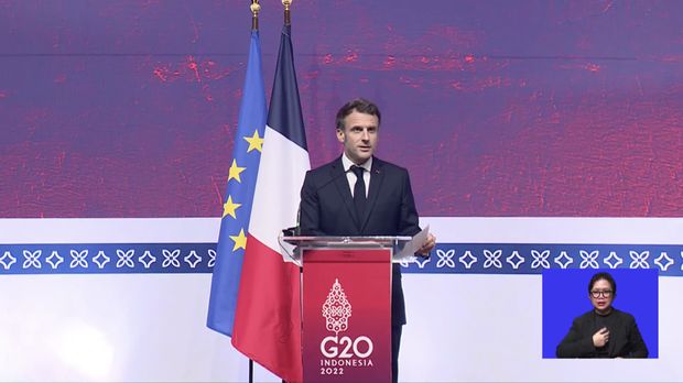 Emmanuel Macron Presiden Prancis Melakukan Konferensi Pers (Tangkapan Layar Youtube Kemkominfo TV)