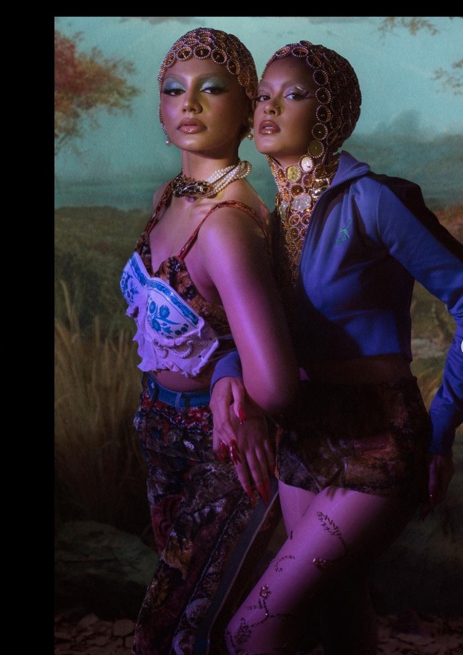 Untuk pemotretan kali ini, Eva Celia, Aurora dan Jihane dibantu oleh fotografer Andy Tan. Sama-sama mengenakan busana unik dan aksesori penutup kepala, Jihane Almira dan Eva Celia jadi terlihat mirip. Penampilan keduanya makin mempesona dengan eyeshadow berwarna terang dan lipstik nude. Foto: Instagram/@evacelia