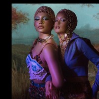 Untuk pemotretan kali ini, Eva Celia, Aurora dan Jihane dibantu oleh fotografer Andy Tan. Sama-sama mengenakan busana unik dan aksesori penutup kepala, Jihane Almira dan Eva Celia jadi terlihat mirip. Penampilan keduanya makin mempesona dengan eyeshadow berwarna terang dan lipstik nude. Foto: Instagram/@evacelia