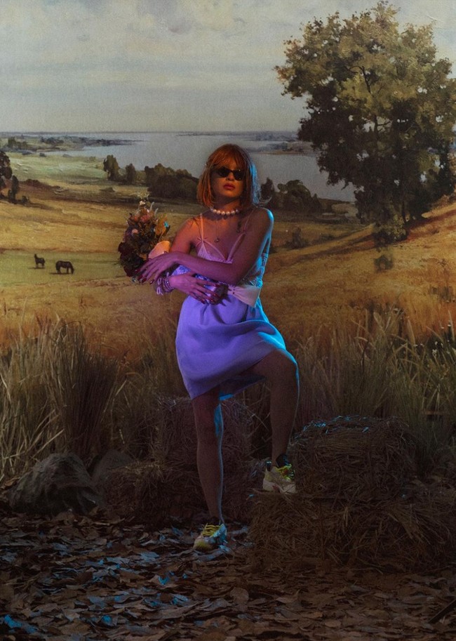 Eva bersama Aurora dan Jihane tampak beberapa kali berganti busana. Seperti dalam foto, Eva tampil nyentrik mengenakan wig, kalung mutiara, kaca mata hitam, dan dress pendek berwarna putih yang dipadukan dengan sneakers. Foto: Instagram/@evacelia