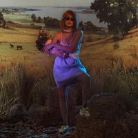 Eva bersama Aurora dan Jihane tampak beberapa kali berganti busana. Seperti dalam foto, Eva tampil nyentrik mengenakan wig, kalung mutiara, kaca mata hitam, dan dress pendek berwarna putih yang dipadukan dengan sneakers. Foto: Instagram/@evacelia