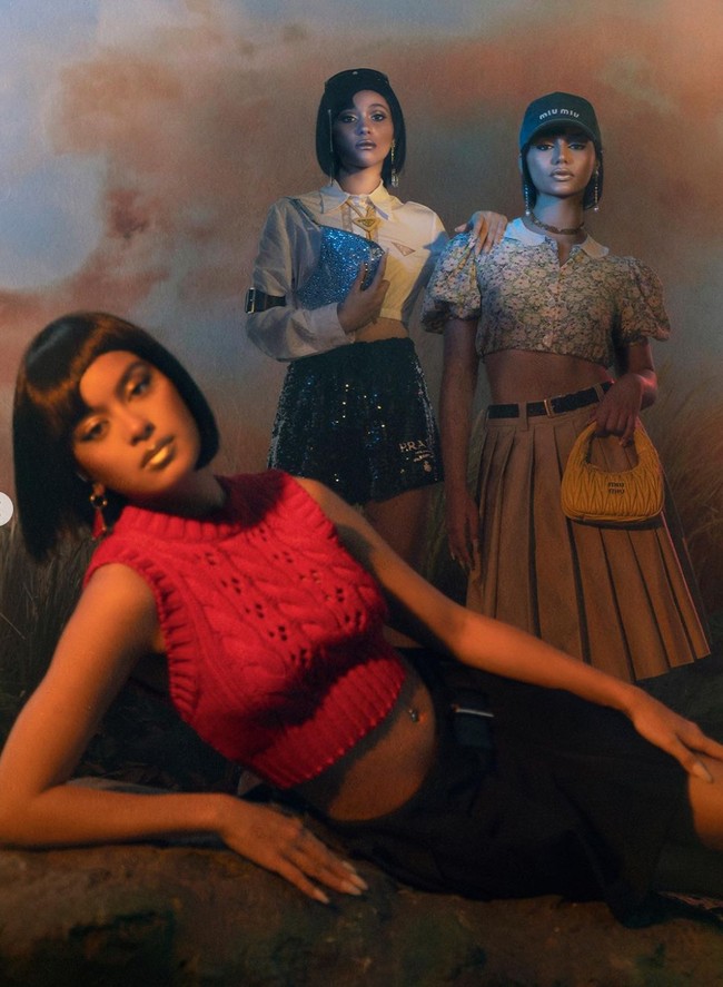 Tak sendirian, Eva Celia menjalani pemotretan bersama Aurora Robero dan Jihane Almira. Berpose bersama, penampilan ketiganya terlihat begitu mempesona sampai banjir pujian dari para netizen. Foto: Instagram/@evacelia