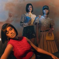 Tak sendirian, Eva Celia menjalani pemotretan bersama Aurora Robero dan Jihane Almira. Berpose bersama, penampilan ketiganya terlihat begitu mempesona sampai banjir pujian dari para netizen. Foto: Instagram/@evacelia