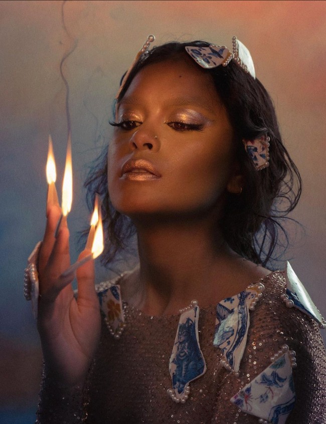 Melalui akun Instagramnya, anak pertama Sophia Latjuba itu terlihat melakukan pemotretan untuk majalah Clara Indonesia. “Purgatory,” tulis keterangan dalam unggahannya. Penampilannya pun terlihat begitu berbeda dari biasanya. Foto: Instagram/@evacelia