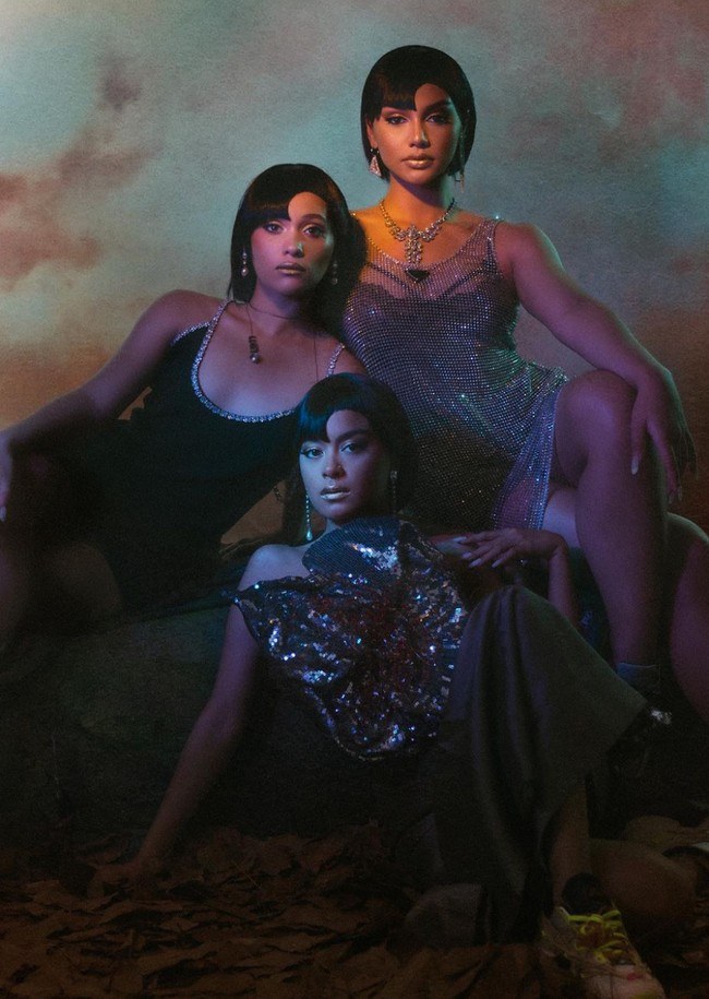 Berpose besama, ketiganya terlihat cantik dan menawan. Ditambah dengan riasan dan wig dengan model rambut yang sama, ketiganya jadi terlihat mirip. Bagaimana menurutmu penampilan mereka? Foto: Instagram/@evacelia