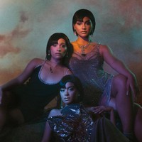 Berpose besama, ketiganya terlihat cantik dan menawan. Ditambah dengan riasan dan wig dengan model rambut yang sama, ketiganya jadi terlihat mirip. Bagaimana menurutmu penampilan mereka? Foto: Instagram/@evacelia