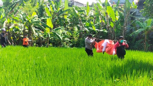 Evakuasi jenazah pria Jakarta ditemukan tewas gantung diri di Kelurahan Kerobokan Kelod, Badung, Bali. (Dok. Polres Badung)