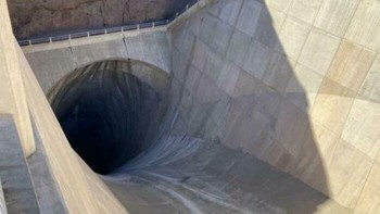 Bendungan Hoover memiliki lebar 15,24 meter, dengan kedalaman 182 meter. Jangan dibayangi kalau jatuh dari sini ya... Foto: Reddit via Boredpanda