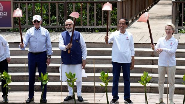 U.S. President Joe Biden, Indian Prime Minister Narendra Modi, Indonesian President Joko Widodo and European Union President Ursula von der Leyen raise their garden hoes during a tree planting event at the Taman Hutan Raya Ngurah Rai Mangrove Forest, on the sidelines of the G20 summit meeting, Wednesday, Nov. 16, 2022, in Denpasar, Bali, Indonesia. Alex Brandon/Pool via REUTERS