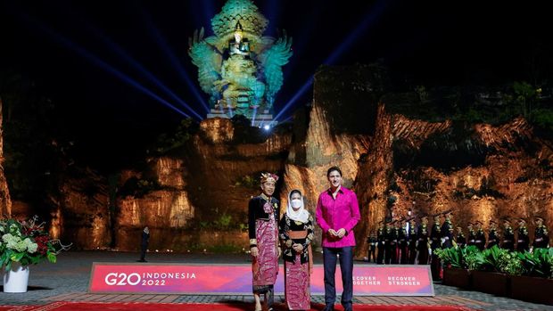 Indonesian President Joko Widodo and his wife Iriana Widodo welcome Canadian Prime Minister Justin Trudeau to a welcome dinner during the G20 Leaders' Summit, at the Garuda Wisnu Kencana Cultural Park, in Badung, Bali, Indonesia on November 15, 2022 REUTERS/Willy Kurniawan / Pool