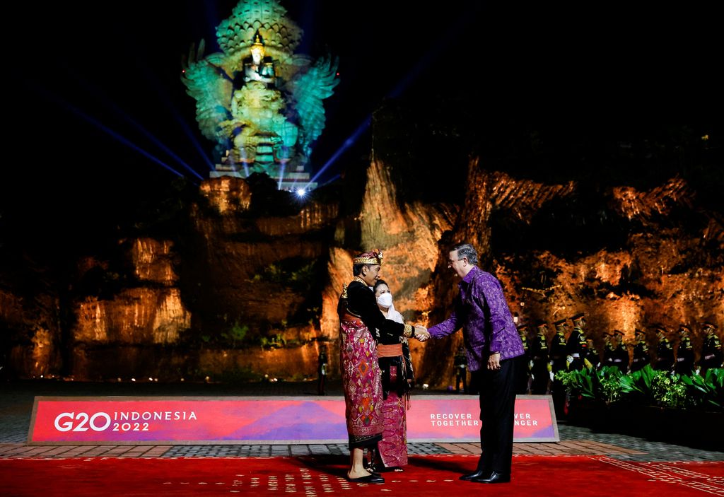 Indonesian President Joko Widodo and his wife Iriana Widodo welcome Mexico's Foreign Secretary Marcelo Ebrard at the Welcoming Dinner during G20 Leaders' Summit, at the Garuda Wisnu Kencana Cultural Park, in Badung, Bali, Indonesia, November 15, 2022. REUTERS/Willy Kurniawan/Pool