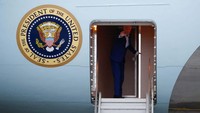 Joe Biden meninggalkan Bali menggunakan pesawat Air Force One. Ajeng Dinar Ulfiana/Pool Photo via AP.